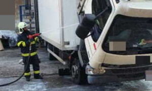 V Topoľčanoch na Obchodnej ulici horelo nákladné vozidlo