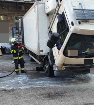 V Topoľčanoch na Obchodnej ulici horelo nákladné vozidlo.