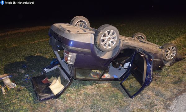 Tragická dopravná nehoda medzi obcami Nemčice a Urmince - vodič vypadol z vozidla a dopadlo na neho.